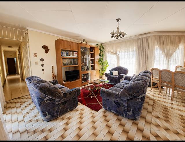 5 BEDROOM HOUSE FOR SALE IN DE DEUR